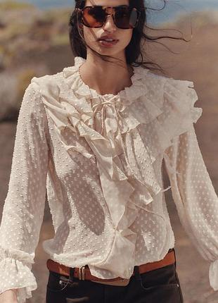 Полупрозрачная блузка  zara бежевого цвета в  матовый горошек с оборками