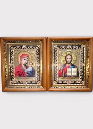 Иконы венчальные в деревянных киотах под стеклом.