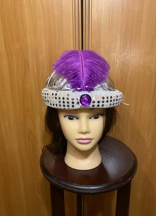 Декоративний капелюшок з пером, капелюшок пажа