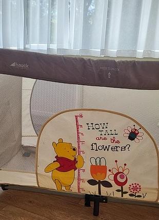 Манеж бежевый с окошком на застежке и внешним карманом на колесиках два на стойке. б/у.