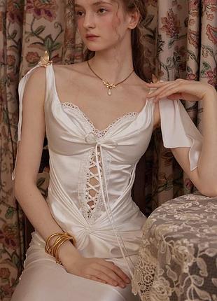 Шикарне атласне плаття корсетне з зав‘язками від бренду lacemade lace made з брошками...