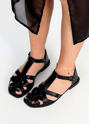 Жіночі повністю шкіряні босоніжки закритий носок, в чорному кольорі на ремінці, комфортні босоніжки