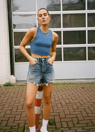Джинсовые шорты с подертостями zara