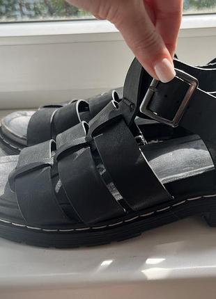 Босоніжки в стилі dr. martens