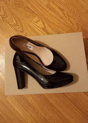Нові чорні лакові класичні туфлі clarks на високих стійких підборах, 38 розмір.