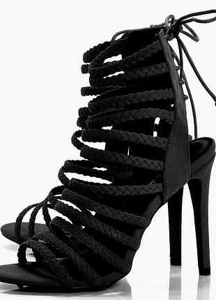 Чорні босоніжки boohoo на високих підборах, плетені 26 см