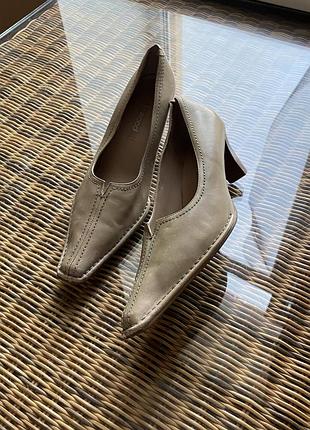 Шкіряні туфлі на підборах ессо оригінал