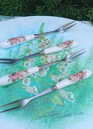 Вилки для закусок из фарфора в отличном состоянии 
в наборе 4шт за 555гривен