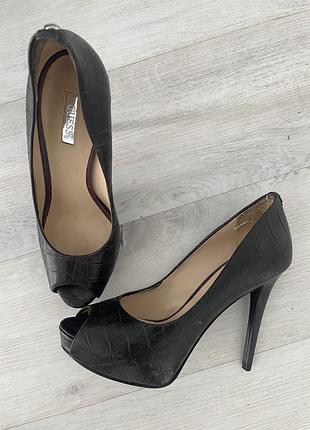 Шкіряні туфлі чорного кольору 39 розміру guess