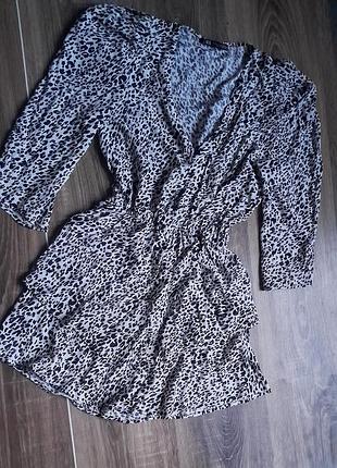 Стильное платье с рюшами от бренда zara