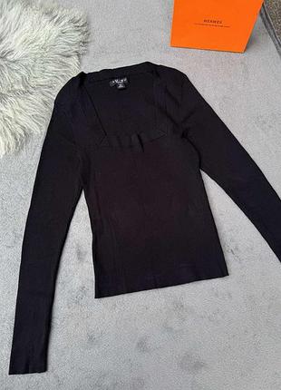 Кофта в рубчик с красивым декольте