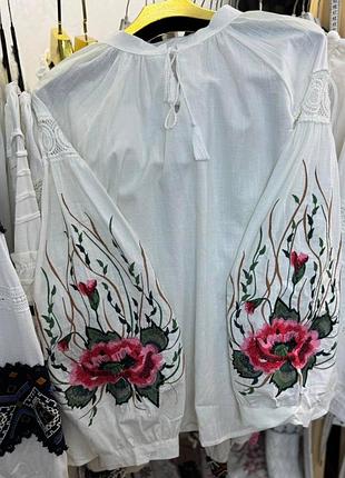 Жіноча сорочка вишиванка з маками на рукавах білими і кольоровими нитками, в українському стилі