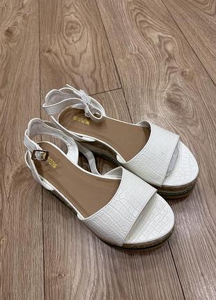 Босоніжки prettylittlething, розмір 39