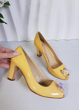 💛желтые лаковые туфельки с бантом на каблуке moschino оригинал португалия 35р