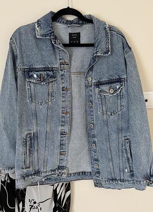 Джинсова подовжена куртка bershka