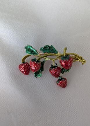 Брошь металлическая с эмалевым покрытием с веточкой клубники