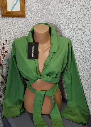 Зелений топ з довгим рукавом.