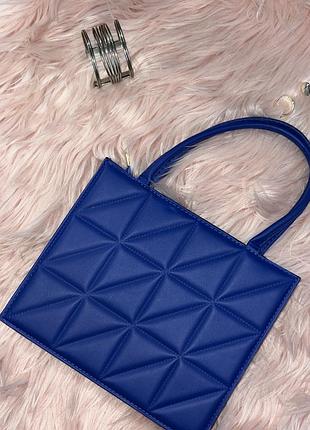 Брендова сумка у трендовому кольорі