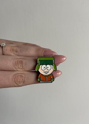 Пін значок металевий брошка кайл з south park