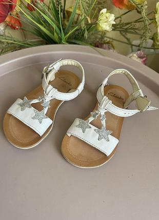 Очень красивая сандали на девочку clarks