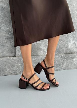 Кожаные трендовые босоножки