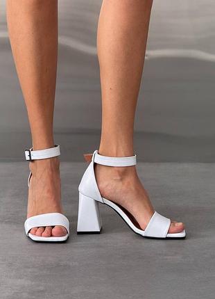 Жіночі шкіряні босоніжки на підборах