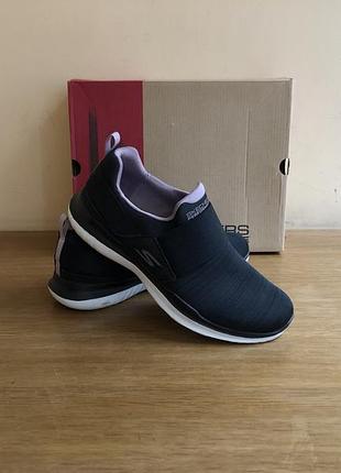 Фирменные кроссовки. бренд skechers.