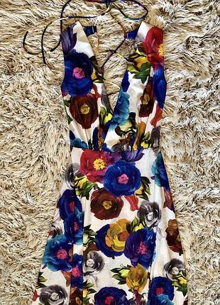 Яркое летнее длинное платье в цветы