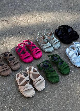 Стильні босоніжки