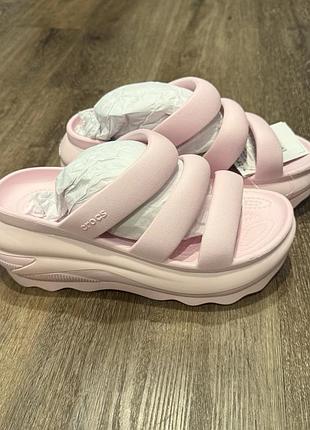 Жіночі шльопанці crocs mega blue triple strap pink milk