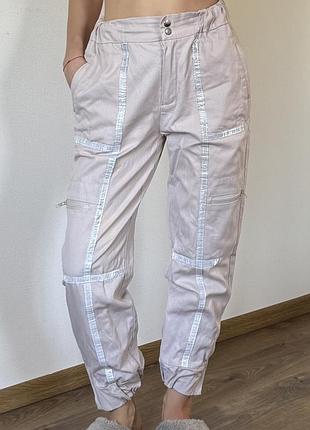 Штани з рефлективною стрічкою. бежеві штани.