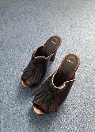 Жіночі босоніжки на каблуку bata