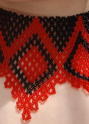 Бисер красного и черного цвета, 
 высота 9 см, обхват - 30 см
техника: ручное плетение