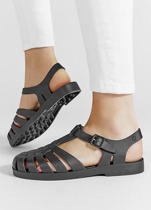 Резинові ароматні босоніжки сандалії melissa