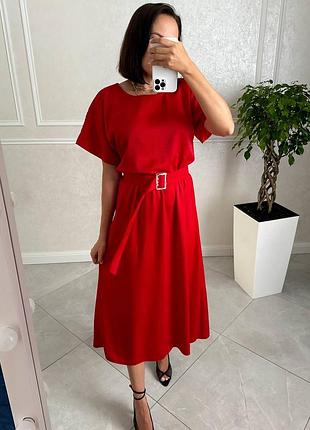 Однотонна нарядна сукня з коротким рукавом і поясом міді довжини