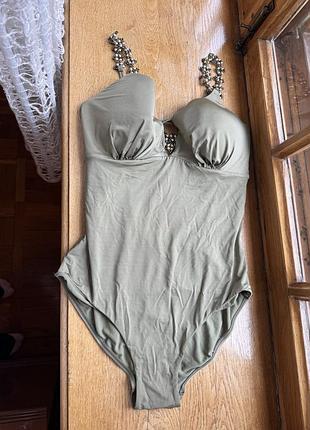 Красивый слитный купальник