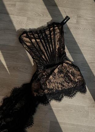 Нова розкішна корсетна сукня з мереживом та шлейфом від fashionnova