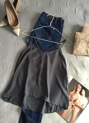 Серая блуза на бретелях  с переплетами в сером цвете размер м