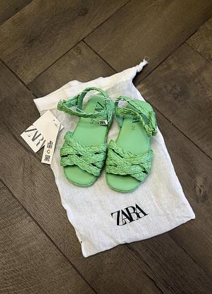 Босоніжки дитячі zara нові 25 р 16 см зелені повсякденні