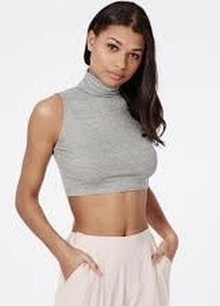 Кроп топ под горло prettylittlething