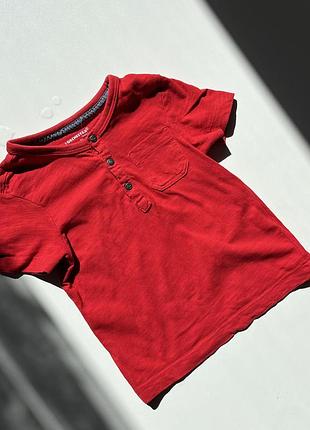 Чорвона футболка на 2 роки