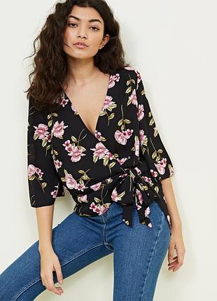 Брендовая блузка new look на запах с цветочным принтом. размер uk12eur40.