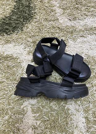 Босоніжки на високій платформі