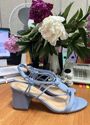 Шикарні брендові босоніжки