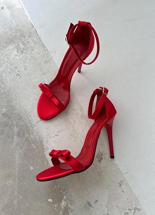 Червоні атласні босоніжки на шпильці