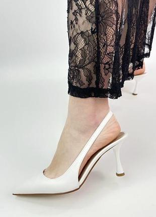 Туфлі слінгбеки білі з вузьким носком з ремінцем на підборах жіночі весна літо