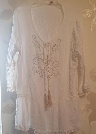 Белая блузка вышитая бисером 18 размер