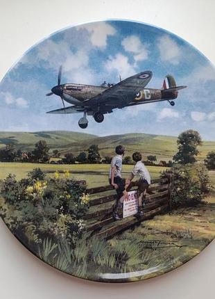 Настенная тарелка самолет spitfire возвращается домой. 20.5см.