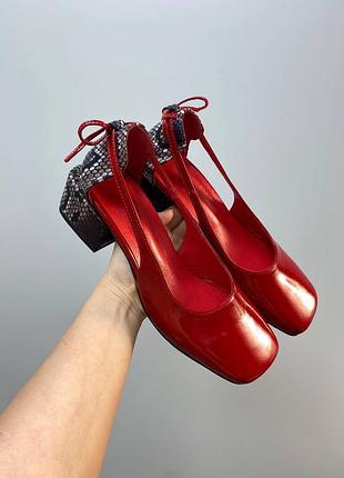 Туфлі з італійської шкіри червоні лакові на низькому каблуку жіночі під рептилію пітон
