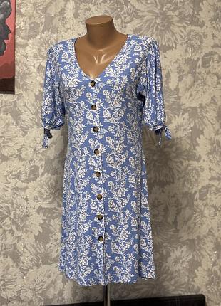 Сукня біло-блакитного кольору